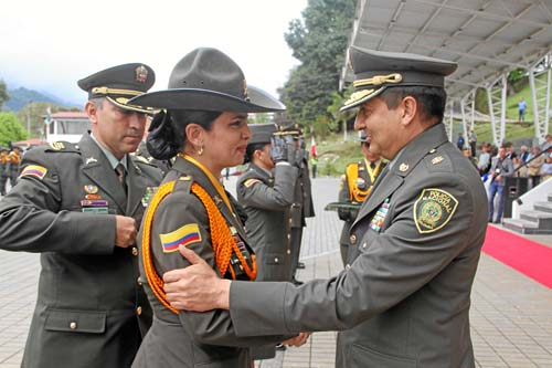 La teniente Diana Lorena Echeverri Osorio recibió su insignia como capitán de manos del brigadier general Fredy Alberto Tibaduiz