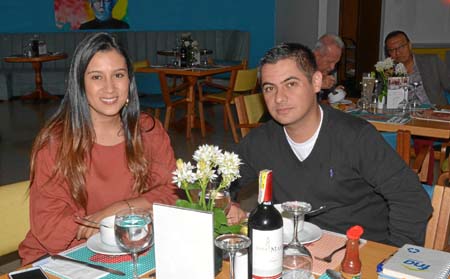 Los esposos Valentina Pulecio Hurtado y Nicolás Aguilar González compartieron en un almuerzo en el restaurante Planta del Hotel 