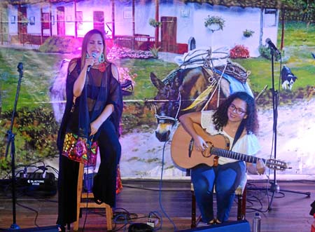 María Isabel Saavedra estuvo acompañada por María Isabel Mejía Gómez.