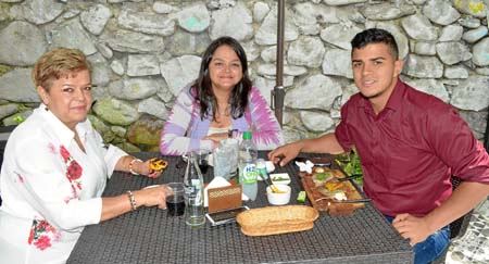 Gloria Inés Alzate Mejía, Paula Alzate Mejía y Juan Carlos Muñoz Alzate.