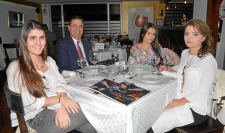 Para felicitar a Lorenzo Calderón Jaramillo ofrecieron una comida en Vino y Pimienta Sofía Calderón López, Isabel Calderón López