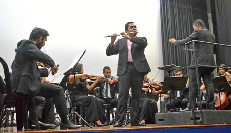 El solista Esteban Orozco, acompañado por la Orquesta Sinfónica de Caldas.