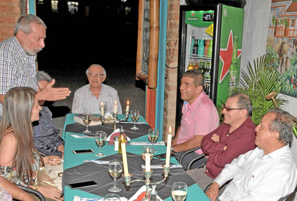 Algunos de los asistentes a la comida que se ofreció en homenaje al médico Jaime Duque Bonilla, en el restaurante Calicanto.