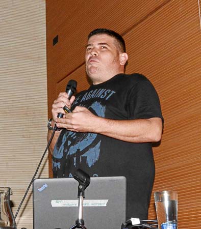 Rafael Ángel Bravo durante la travesía fotográfica a través de los mercados populares de San Juan de Pasto, que hizo durante su 