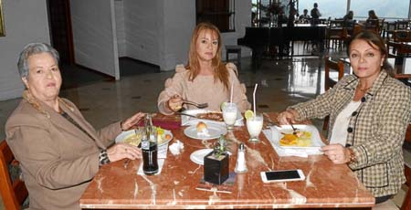 Aleyda Castaño de Muñoz, Clemencia Muñoz Castaño y Claudia Mejía de Echeverri compartieron en el Club Manizales.