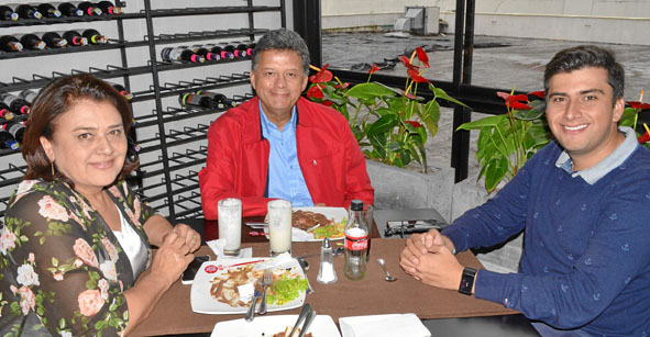 María Constanza Montoya Naranjo, Sergio Hidalgo Gómez y Mateo Hidalgo Montoya.