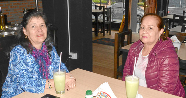 María Teresa Ospina Zuluaga y Elizabeth Cardona Quintero se reunieron en un almuerzo en Asados Chavita.