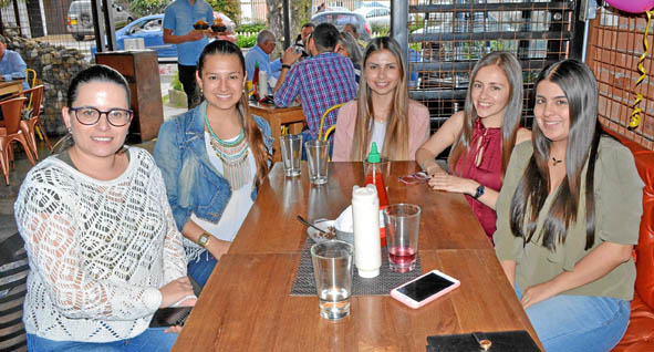 Yenifer Muñoz Bedoya, Natalia Sánchez Bermúdez, Laura Anaya Carvajal, Natalia Escobar Ramírez y Alejandra Pulgarín Tabares.
