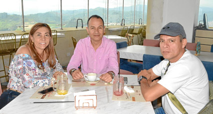 Magda Lucía Carvajal Iriarte, gerente de la Red de Salud de Armenia; Luis Fernando Jiménez Gómez, subgerente de la Red de Salud 