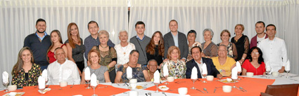 La homenajeada aparece en compañía de familiares y amigos que la acompañaron durante la celebración.