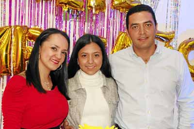 Mariana Duque Sarmiento aparece en compañía de sus padres Luz Elena Sarmiento y Kevin Duque durante la recepción que se celebró 