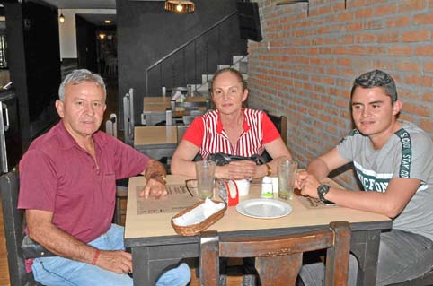 Para celebrar el cumpleaños de Reinel Quintero Noreña ofrecieron una comida en el restaurante Asados Chavita, Doris Flórez Muñoz