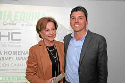Gloria Inés Armel Jaramillo recibió la distinción Tradición caballista, reconocimiento que le entregó Pablo Trujillo Londoño, pr