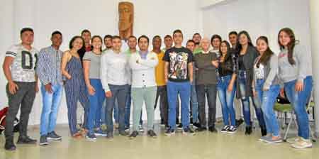 El profesor Carlos Enrique Ruiz acompaña a sus alumnos: Dayro Agudelo, Víctor Arteaga, Benkos Biojo, Alejandro Buitrago, Evelyn 