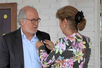 Guido Echeverri Piedrahíta recibió de manos de Pastora Ceballos la Medalla La Presentación y nota de estilo con la resolución 08