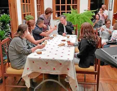 El homenajeado aparece en compañía de asistentes a la celebración.