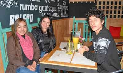 En una comida en el restaurante Changó compartieron Brenda Rivera Giraldo, Lina Marcela Jurado y Mateo Jaramillo Rivera.