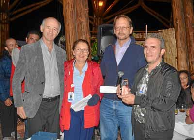 Miembros de la Asociación Caldense de Orquideología recibieron el Premio por Mejor Híbrido de la exposición con la planta Dendro