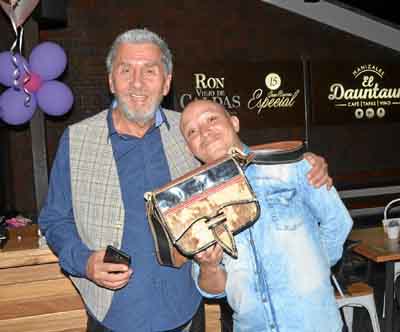 El Flaco Jiménez y Cafecito durante la presentación de su espectáculo Cuentos de carriel.