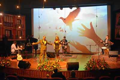 José Abelardo Cano Bedoya y Laura Michel Giraldo Aristizábal durante el recital poético.