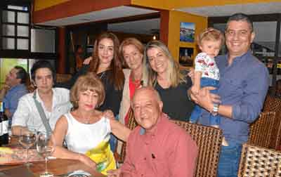 Germán Gutiérrez Pineda, Gloria Pineda Giraldo y Néstor Darío Ramírez Galvis. De pie: Diana Lorena Gutiérrez, Liliana Giraldo He