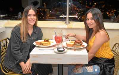 María Isabel Valencia Zapata invitó a Laura López Escobar a una comida en el restaurante La Azotea para celebrarle su cumpleaños