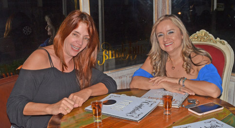 Vilma Echeverri Arias felicitó a Luz Janeth Valencia Gómez por su cumpleaños en el restaurante Candelaria.