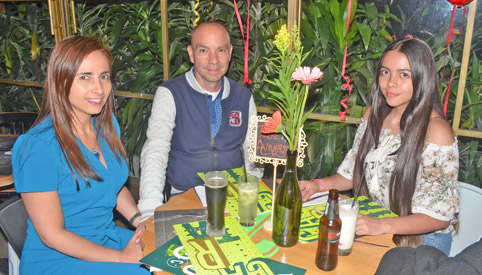 Marcela Andrea Escobar, Andrés Duque Aranzazu y Sara Duque Escobar celebraron 14 años de matrimonio en una comida en el restaura