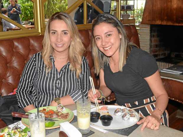 Fotos | José Fernando Tangarife | LA PATRIA Juanita Martínez y Marcela Jurado Grisales se reunieron en el restaurante Cortesana.