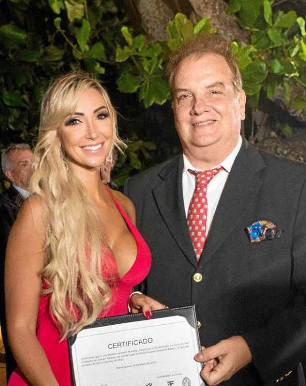 Mariana Jaramillo Buendia al lado del doctor Rawlson de Thuin. 