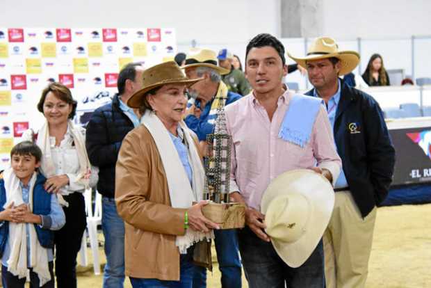 Pablo Trujillo Londoño, presidente de Asdecasdas, entregó el galardón Tradición Caballista. 