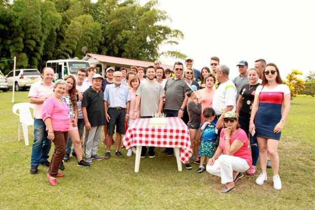 Durante la reunión familiar se celebró también el cumpleaños de José Alberto Giraldo Betancurth, quien cumplió 60 años.
