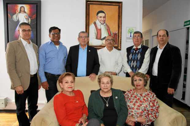 Mariela Giraldo Duque, presidenta del Consejo; María Elena, y Nelly Martínez Páez. De pie: Nelson Alberto Arroyave, administrado