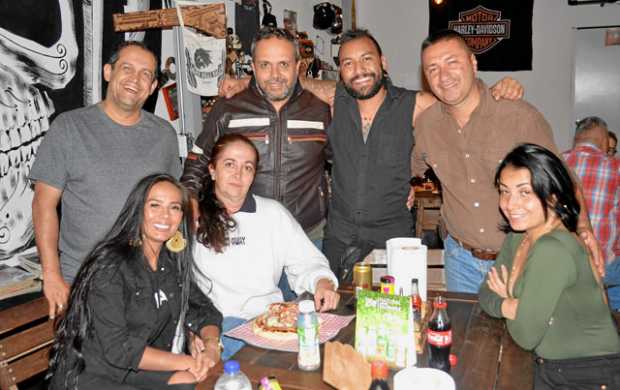 Paola Ramírez Vargas, Juanita Villegas Zuluaga y Manuela Luna. De pie: Johnny Giraldo Soto, Jorge Cardona Walker, Felipe Rave Ra