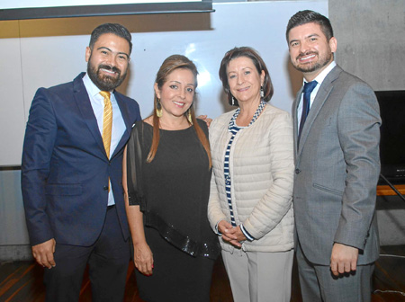 Felipe Alberto López, director general de la Escuela Living; Victoria Eugenia Valencia; Luz María Robledo Gómez, coordinadora de