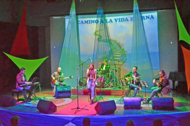 La agrupación Alabanza durante su espectáculo en Confa.