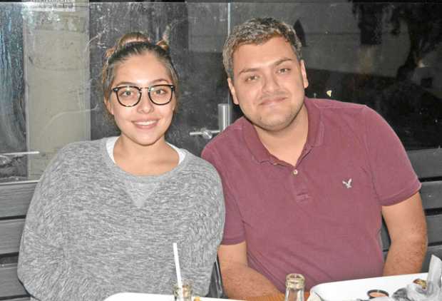 Alejandra Quintero Vallejo y Camilo Ramírez Castaño compartieron en el restaurante Chilli Dogs.