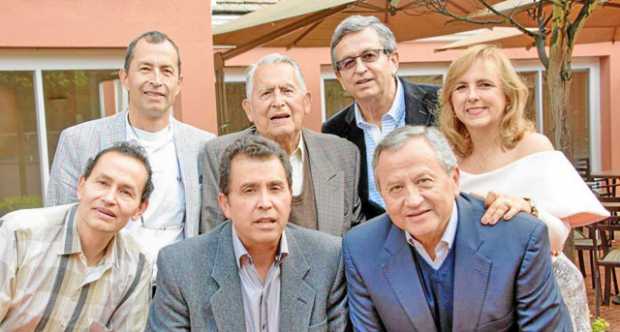 Juan Manuel, Felipe y Gabriel Ramírez. Atrás: Leonardo, Arcesio y Ramiro Ramírez, y Cecilia Botero Duque.