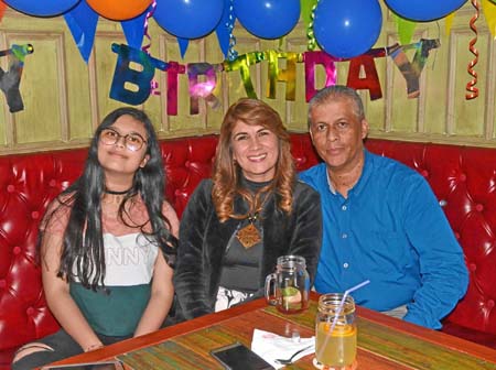 En Candelaria ofrecieron una comida, para homenajear a Ángela Consuelo Montes Aristizábal (centro), Valeria Martínez Montes y Jo