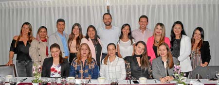 Natalia Arias González, Albenis Giraldo Cardona, Paula Vargas Guarín, Natalia Ramírez Romero y Claudia Lorena Muñoz Parra. De pi