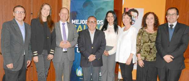 Víctor Diusabá, periodista jurado el Premio; Érika Soledad Durán, subgerente Comercial Efigás; Guillermo Orlando Sierra, rector 