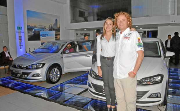 Lina María Botero Zuleta y Mauricio Salazar Velásquez, junto a los nuevos modelos de Volkswagen.