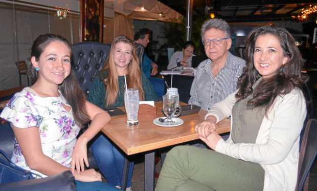 Vanessa Cardona Jaramillo, Alejandra Cardona Jaramillo, Óscar Cardona Díaz y Bertha Cecilia Jaramillo Restrepo.