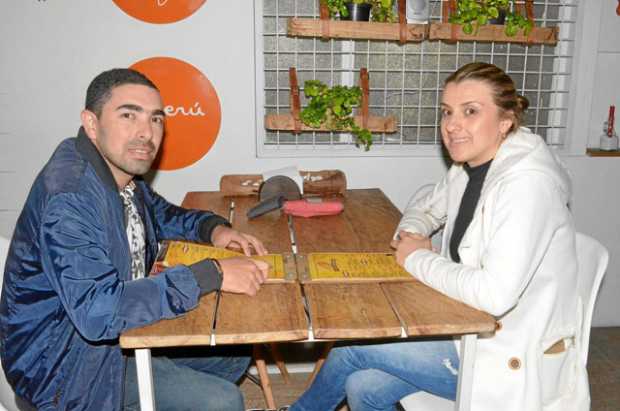 En el restaurante Tito Food & Drinks se reunieron en una comida Gustavo Martínez Quiceno y Constanza Ospina Obando.