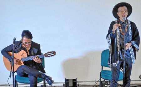El guitarrista Jeffry Cuesta acompañó al cantante Asael Cuesta durante su presentación en Manizales.