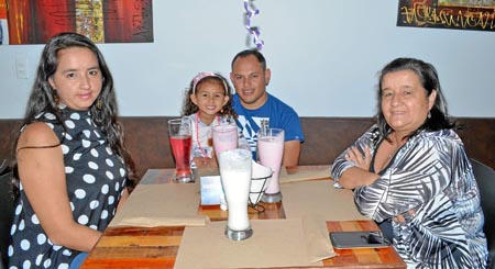 Carolina Pamplona Laserna, Ailyn Marín Pamplona, Antonio Marín Tabares y Yolanda Laserna Duque.