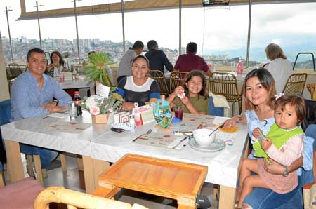 Felipe Agudelo Valencia, Carolina Valencia, Sara Agudelo Pineda, Marcela Pineda Malaver y Emilia Agudelo Pineda.