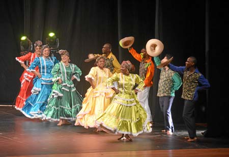 El Festival se inauguró en el Teatro Los Fundadores con una muestra de danza folclórica y contemporánea, en la que bailarines de