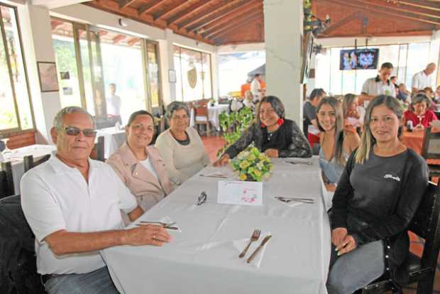 Fernando Mejía, Ruby Buitrago, Flor Giraldo, María José Mejía, Valeria Orozco y Paula Mejía. 