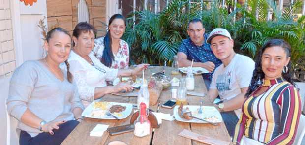 Diana Milena Gil Cardona, Teresa Cardona, Johana Gil Cardona, John Gil Cardona, Sergio Gil Herrera y Sandra Gil Cardona.